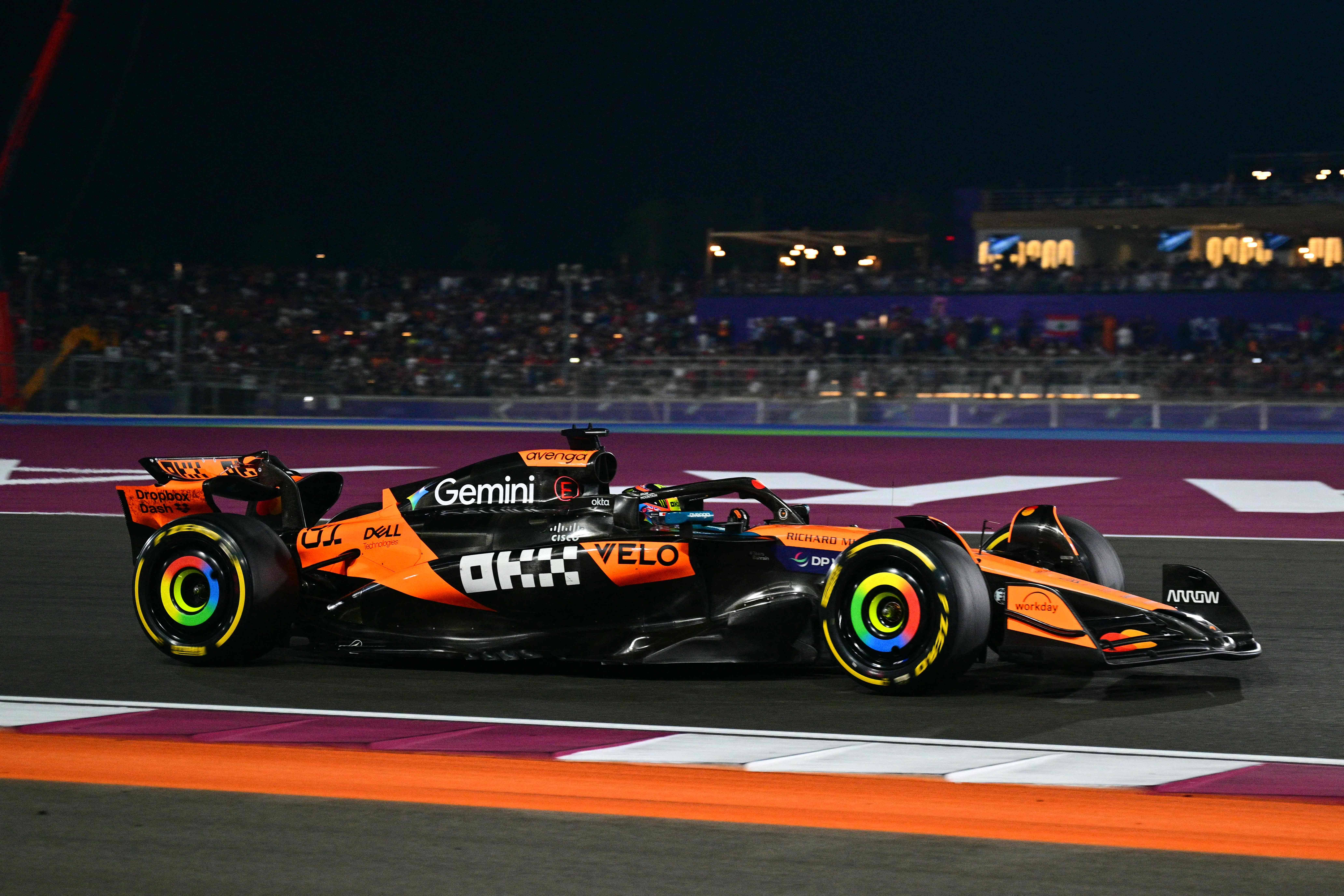 索伯车队完胜红牛二队，塞恩斯关键制胜